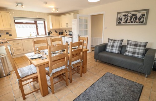 Crich Cottage | THE LODGE, with open fire in Wirksworth