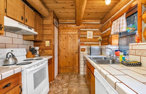 Yosemite National Park Cabin | The Log Home Quintessential Log Cabin in Ynp!