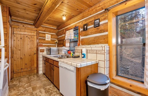 Yosemite National Park Cabin | The Log Home Quintessential Log Cabin in Ynp!