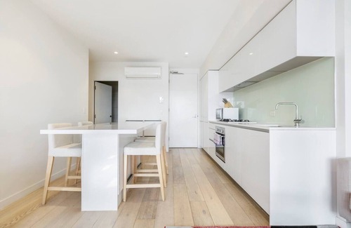 Prahran Apartment | The Looking Glass Art Deco Vibes near Chapel St