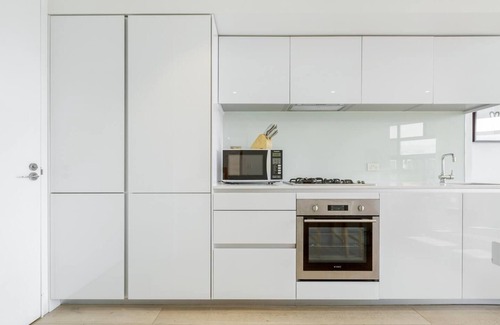 Prahran Apartment | The Looking Glass Art Deco Vibes near Chapel St