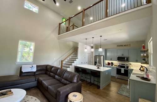 Pottsboro House | *The Lookout Lodge* less than a mile from the lake!