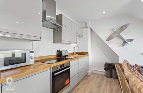 Hythe Apartment | The Lookout - stunning view, seconds from beach