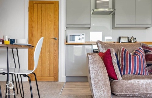 Hythe Apartment | The Lookout - stunning view, seconds from beach