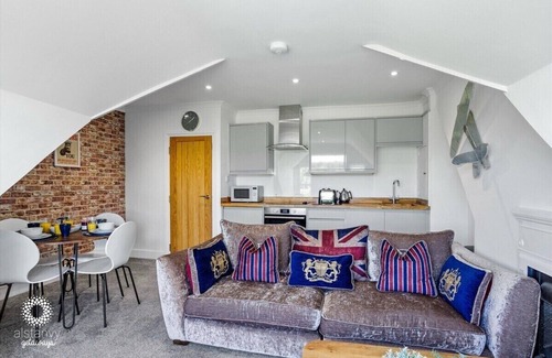 Hythe Apartment | The Lookout - stunning view, seconds from beach