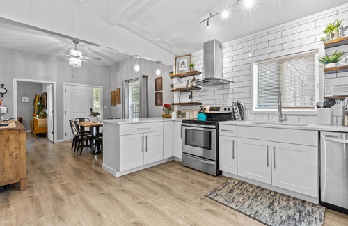 Southmoreland House | The Lounge minutes f/Plaza, Downtown and UMKC! Bungalow Minutes F/Plaza!