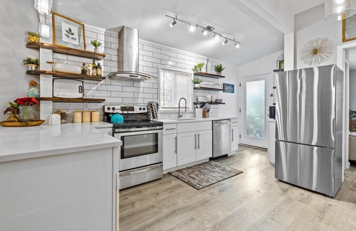 Southmoreland House | The Lounge minutes f/Plaza, Downtown and UMKC! Bungalow Minutes F/Plaza!