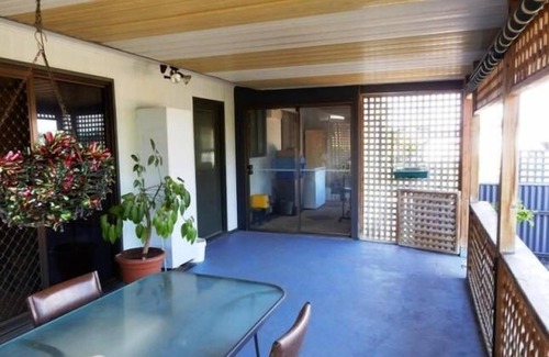 Tiddy Widdy Beach House | The "Love Shack" A Quiet Pet Friendly Home