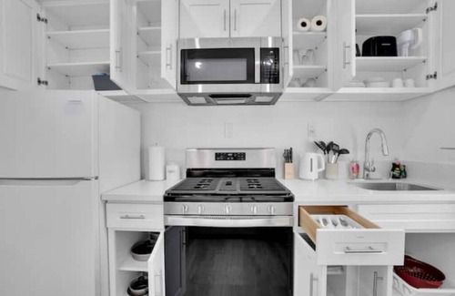 Ontario Apartment | The Lovely Studio - BRAND NEW !