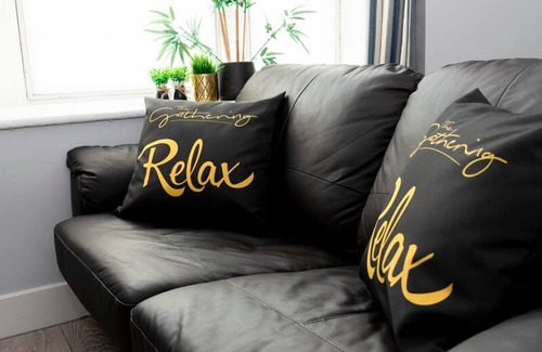 Wrexham Apartment | The Lower Gathering - Wrexham Town Centre - Sleeps Up To 10