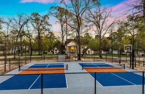 Magnolia House | The LUX at West Event & Stay, Pool, Golf & Pickle