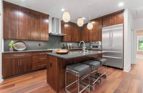 Mayhew House | The Luxe Barn Summary