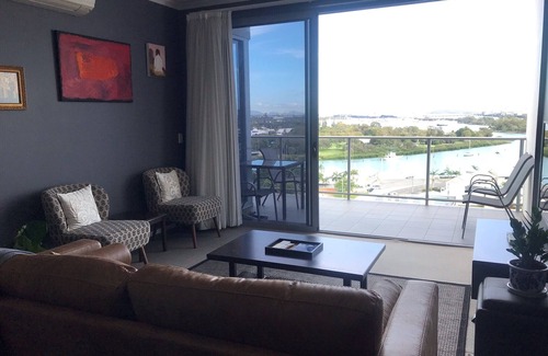 Gladstone Apartment | The Lyne Suite @ Curtis Apartments