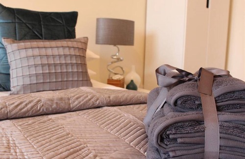 Wrexham Apartment | The Maelor - Berwyn House - Central Wrexham - Sleeps Up To 6