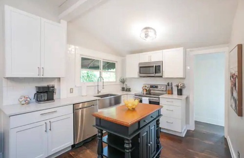 East Nashville Cottage | The Magnolia Cottage * Walk to 5 Points*Large Deck