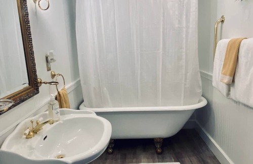 Fayetteville Bed & Breakfast | The Magnolia Room , 1840 Farmhouse Near Jack Daniels - The Hopestead B&B