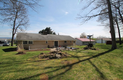 State College House | The Maine House in State College - 2 miles to PSU via walking path or car!