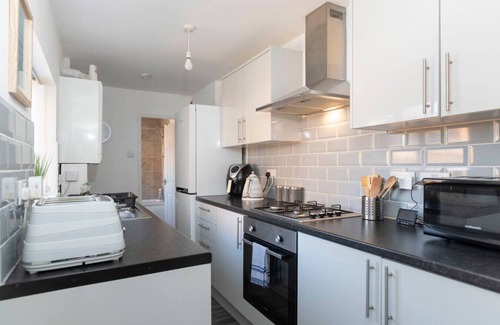 Jarrow Apartment | The Maple Haven – Spacious 3BR w/FREE Parking