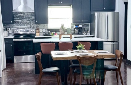 Somerville Cottage | The MarCupial, Modern 2BR near Round Top, Lake Somerville & Aggie Game Day!