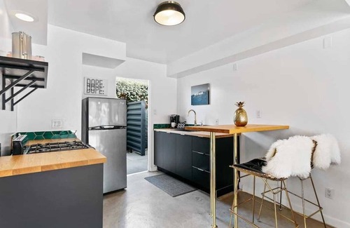 Warm Sands Hotel | The Marley Hotel by AvantStay | 20 OCC Full Hotel Buyout in Palm Springs w/Pool & Hot Tub!