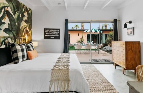 Warm Sands House | The Marley Hotel Room 4 by AvantStay | Classic Palm Springs Suite w Pool&Hot Tub