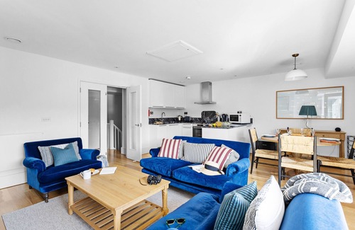 Dartmouth Apartment | The Masts - Luxury Dart Marina Apartment