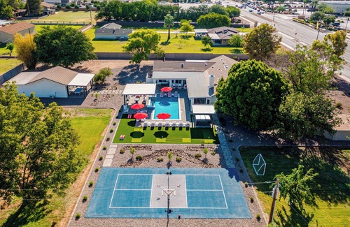 Gilbert House | The Max Resort! 1.5 Acres! Enjoy Pickle Ball, Pool, & Fun!
