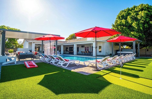 Gilbert House | The Max Resort! 1.5 Acres! Enjoy Pickle Ball, Pool, & Fun!