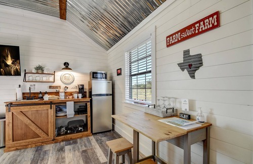 Fredericksburg Cottage | The Meadow-hill Country Sunset Views!