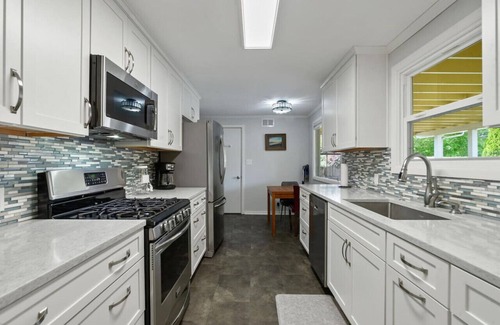 Friendly House | The Mellow Yellow: 2.2 mi to UO/3.5 mi to Autzen