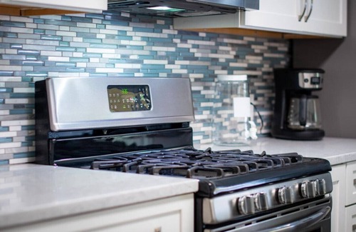 Friendly House | The Mellow Yellow: 2.2 mi to UO/3.5 mi to Autzen