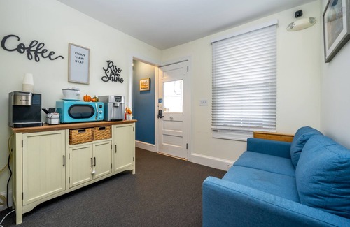 Ocean Grove House | The Melrose, 2A - Double Bed & Bath: Romantic Getaway, Steps from the Beach, Coz