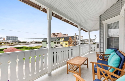 Ocean Grove House | The Melrose, 2A - Double Bed & Bath: Romantic Getaway, Steps from the Beach, Coz