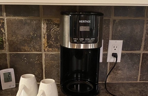 Henryville Cabin | The memory box at the edge of the navigable water