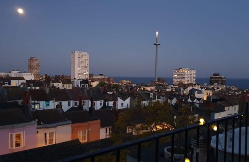Brighton Apartment | 'The Mermaid Inn Brighton' (slps 3) seaview from each room, near beach & station