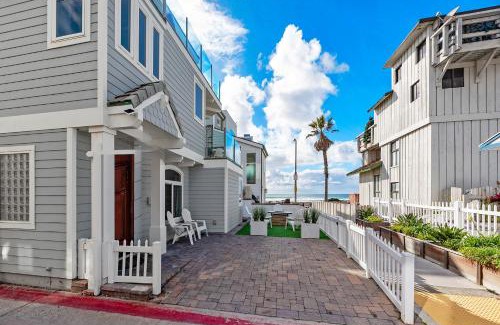 Mission Beach House | The Mission Beach VIP- 3 Decks, AC, Steps to Sand!