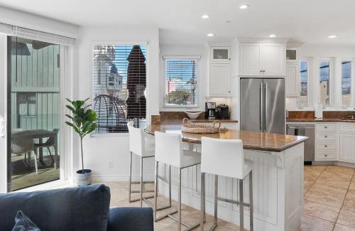 Mission Beach House | The Mission Beach VIP- 3 Decks, AC, Steps to Sand!