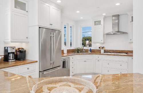 Mission Beach House | The Mission Beach VIP- 3 Decks, AC, Steps to Sand!