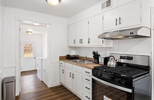 Peoria Heights House | The Modern Elm Escape: a cozy 2bd in the Heights