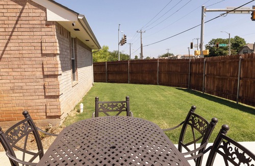 Norman House | THE MOJO DOJO! WALK TO CAMPUS! Beautiful remodel near OU - PET FRIENDLY