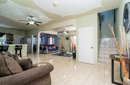 St.Bran's Burg Apartment | The Montego Brownstone is terrific 4-bedroom apartment with AC in St.Bran's Burg