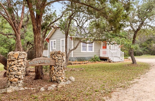 Canyon Lake Cottage | The Montview Cottage with Private Hot Tub & King Bed