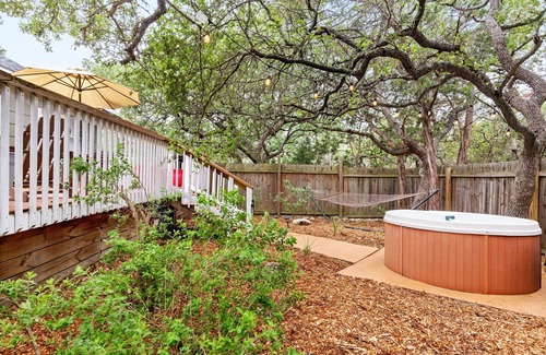 Canyon Lake Cottage | The Montview Cottage with Private Hot Tub & King Bed