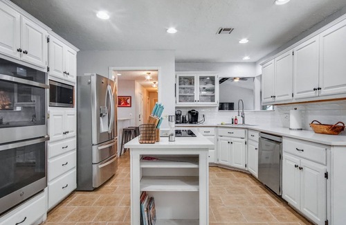 Moore House | The Moore Retreat - Quiet House with a Pool