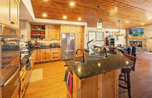 Upper Moonridge Cabin | The Moose House By Destination Big Bear: 4 Bedroom Luxury Home! Gorgeous Views! HOT TUB! Gameroom!