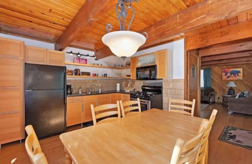 Fox Farm Cabin | The Mountain Treehouse + Jacuzzi + Large Backyard!