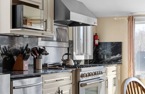 Central Vermont- Killington House | The Navillus House with Hot tub Slopeside & A/C