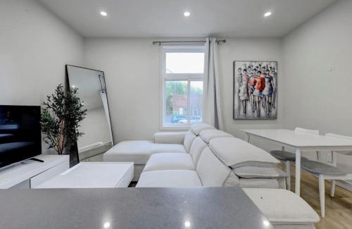 Cote-Des-Neiges—Notre-Dame-De-Grace Apartment | The NDG Escape Prime Location and Cozy Stay