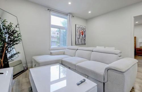 Cote-Des-Neiges—Notre-Dame-De-Grace Apartment | The NDG Escape Prime Location and Cozy Stay