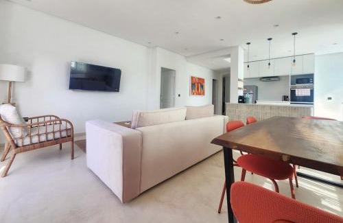 RACINE EXTENSION Apartment | The Nineteen Racine by IB Signature - Stylish two-Bedroom flat - Wifi, Self Check-in, Day and Night Security, Terrace, free parking, close to all amenities